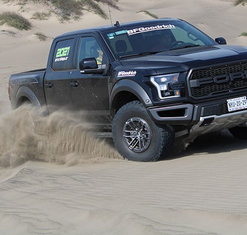 Ford Raptor enfrentando al desierto