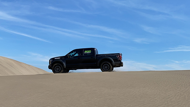 Ford Raptor enfrentando al desierto